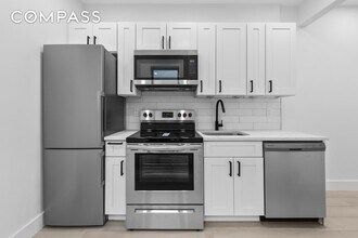 34-32 43rd St, Unit 7111 in Queens, NY - Building Photo - Building Photo