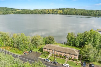 Kiamesha Lake in Kiamesha Lake, NY - Foto de edificio - Building Photo