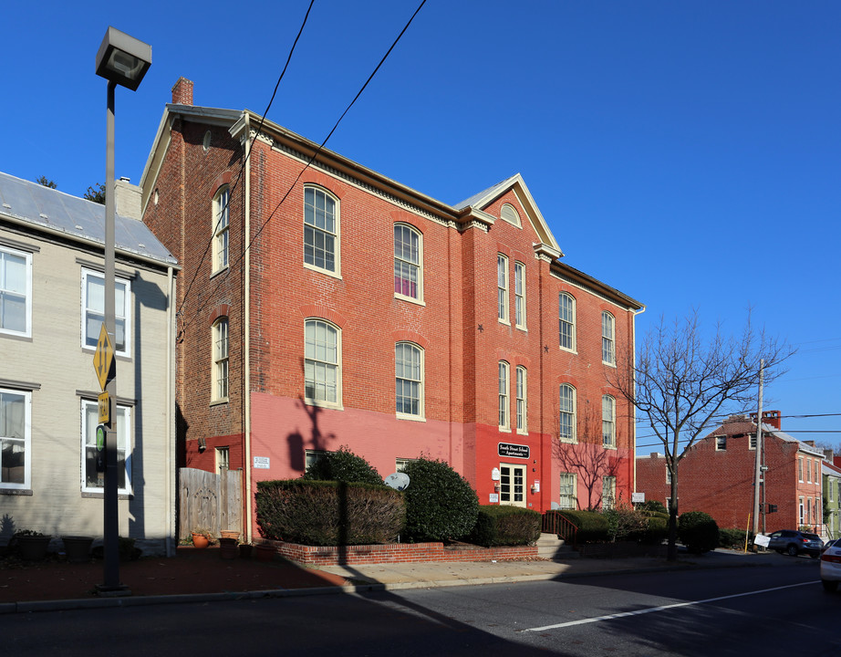 101 W South St in Frederick, MD - Building Photo