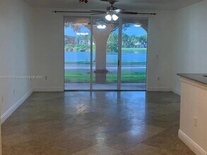 2557 Centergate Dr in Miramar, FL - Building Photo - Building Photo