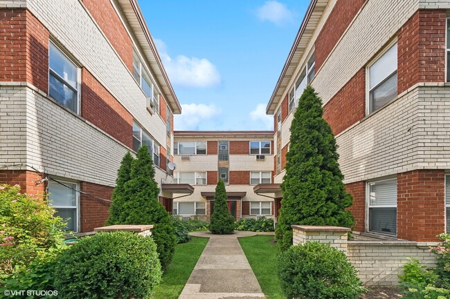 property at 2652 W Rascher Ave