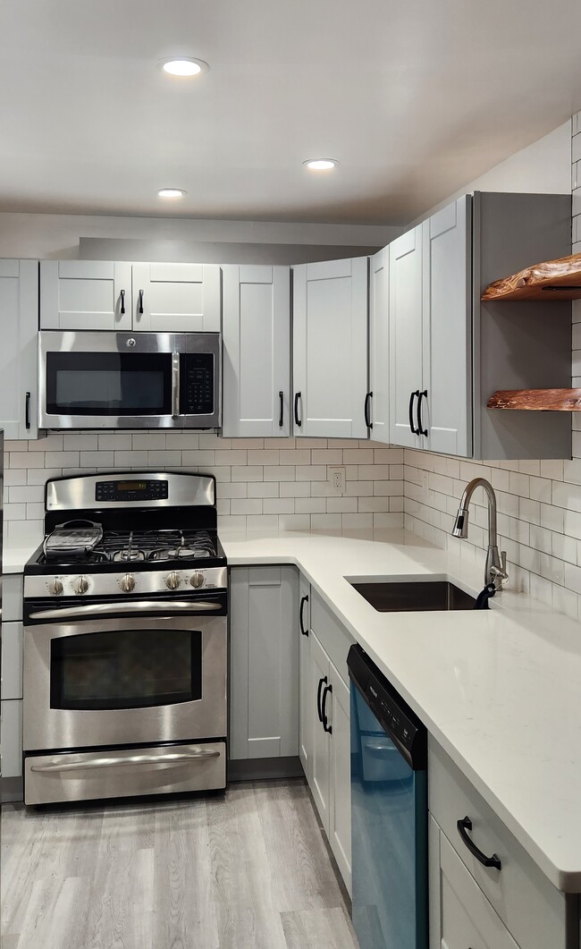 1029 Underhill Ave, Unit 1 Walk - In