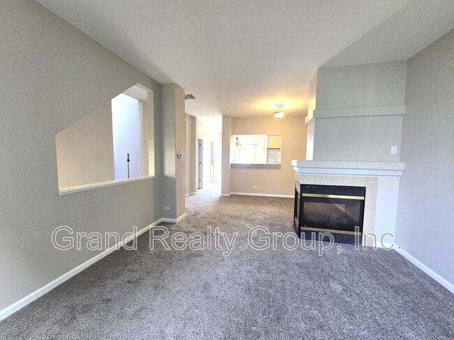 652 S Rosehall Ln in Round Lake, IL - Building Photo - Building Photo