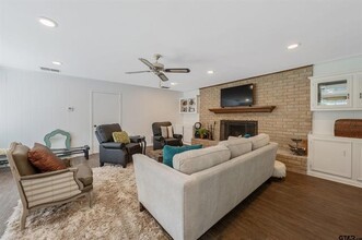 1109 Brookhollow Dr in Jacksonville, TX - Foto de edificio - Building Photo