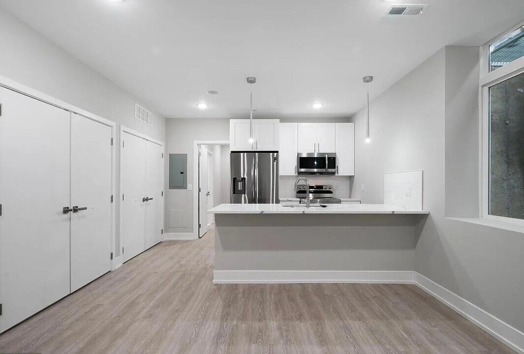 649 N 35th St in Philadelphia, PA - Building Photo