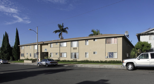 Ridgeway Apartments in La Habra, CA - Foto de edificio - Building Photo