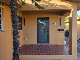 233 E 7th St in Hialeah, FL - Building Photo