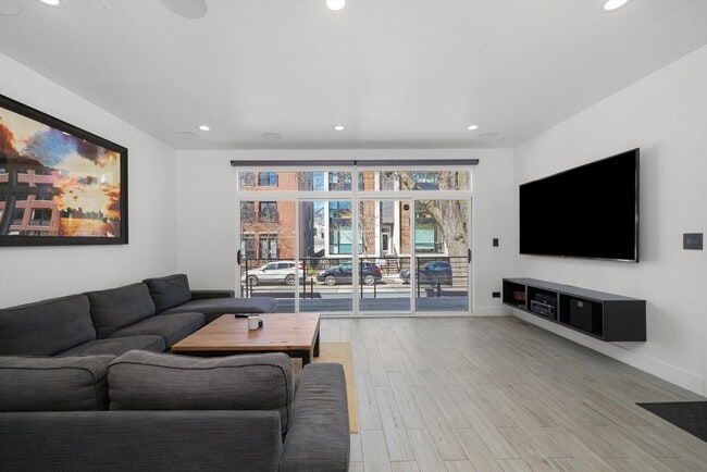 2915 W Lyndale St in Chicago, IL - Building Photo - Building Photo