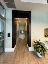 140 S Dixie Hwy, Unit 1035 in Hollywood, FL - Foto de edificio - Building Photo