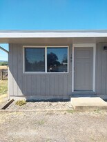 170-190 W Dahlia St in Yamhill, OR - Building Photo