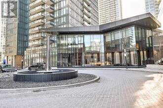 70-3270 Queens Wharf Rd in Mississauga, ON - Building Photo - Building Photo