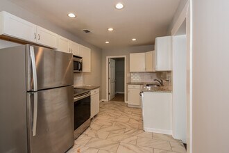 1695 Valencia Rd in Decatur, GA - Foto de edificio - Building Photo