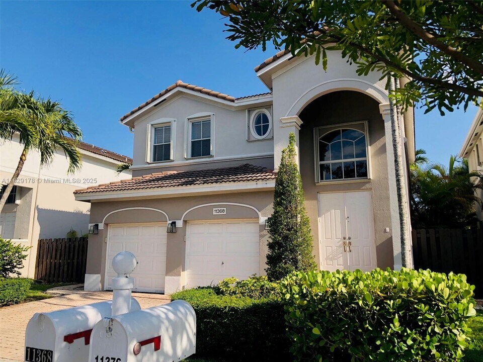 11368 NW 46th Ln in Doral, FL - Building Photo