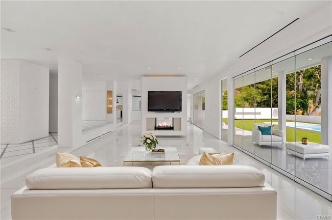 property at 1046 N Hillcrest Rd