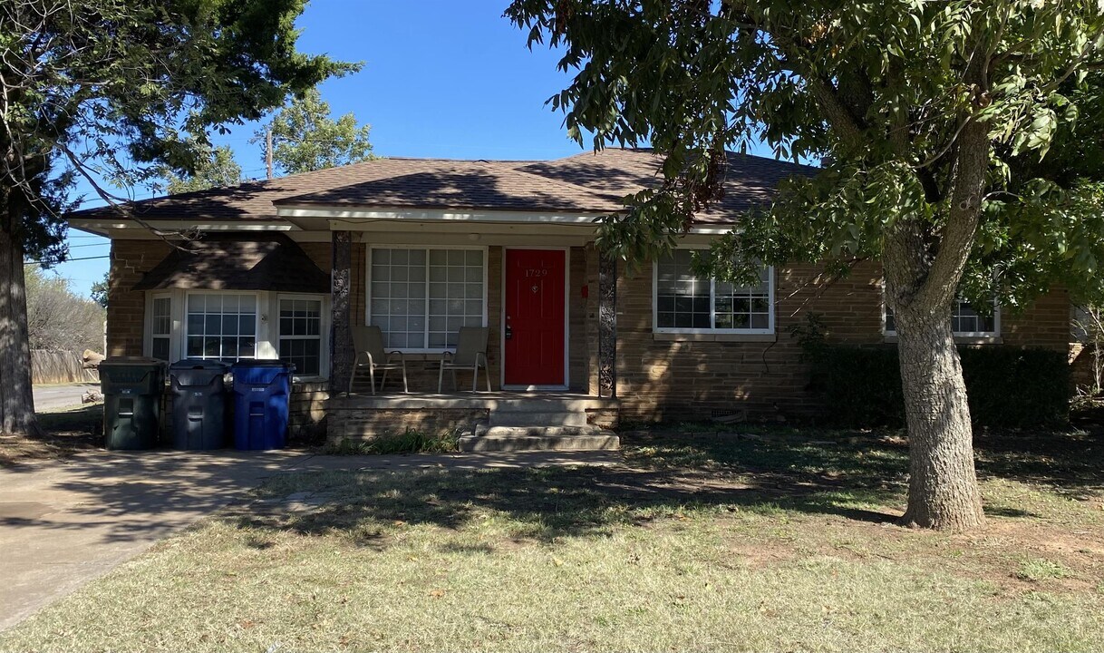 1729 Sheffield Rd in The Village, OK - Building Photo