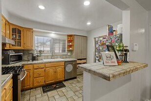 8419 Wakefield Ave in Los Angeles, CA - Building Photo