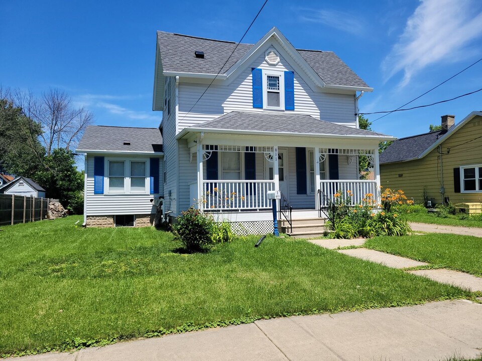 611 Sherry St-Unit -Upper in Neenah, WI - Building Photo