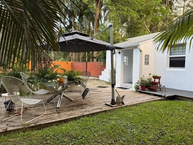 396 NE 152nd St in Miami, FL - Foto de edificio - Building Photo