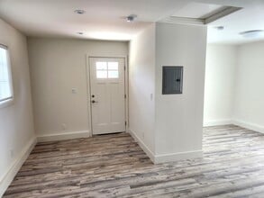 6235 Aura Ave, Unit 6237 in Tarzana, CA - Building Photo - Building Photo