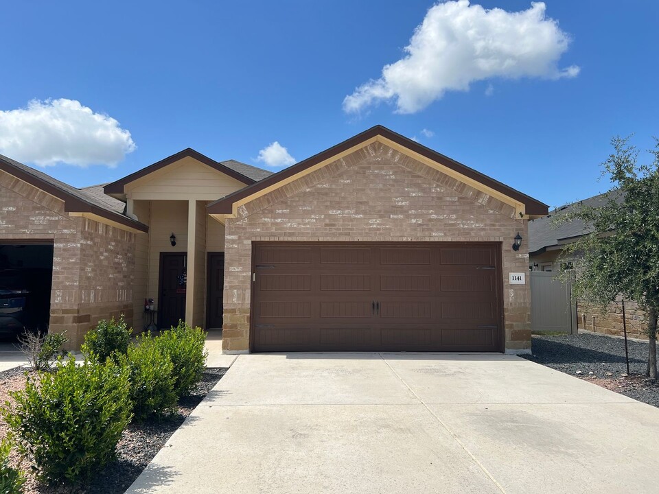 1141-1143 Stanley Wy in Seguin, TX - Building Photo