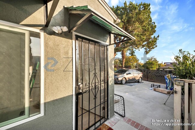 2755 Sanborn Ave in Montrose, CA - Building Photo - Building Photo