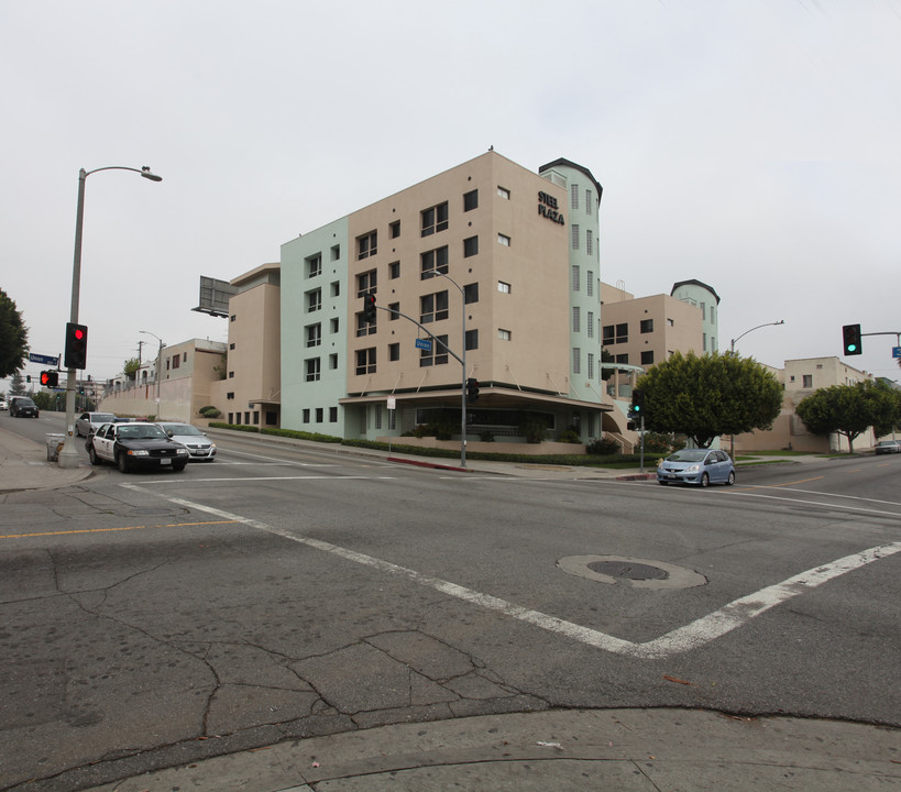 Steel Plaza Apartments in Los Angeles, CA - Building Photo