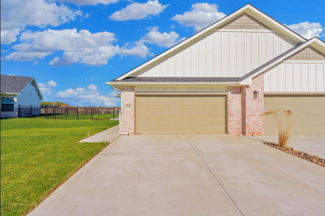 2275 E Spring Hill Dr in Goddard, KS - Building Photo