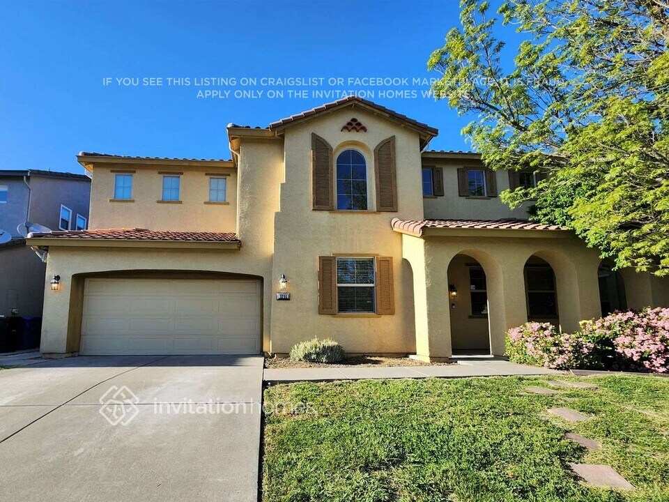5205 Blossom Ranch Dr in Elk Grove, CA - Building Photo
