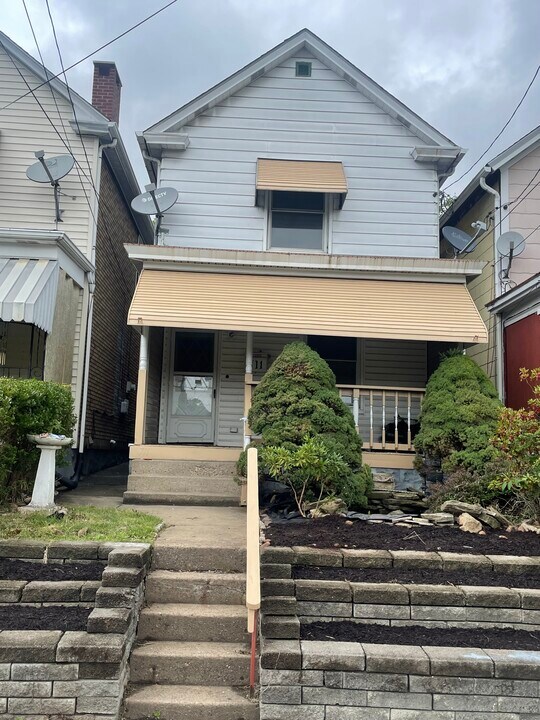 711 Waddell Ave in Clairton, PA - Building Photo