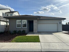 996 Ponderosa Wy W in Madera, CA - Building Photo