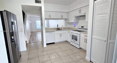 46 Simonton Cir in Weston, FL - Building Photo - Building Photo