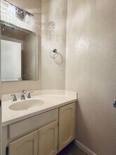 255 E Upjohn Ave in Ridgecrest, CA - Foto de edificio - Building Photo