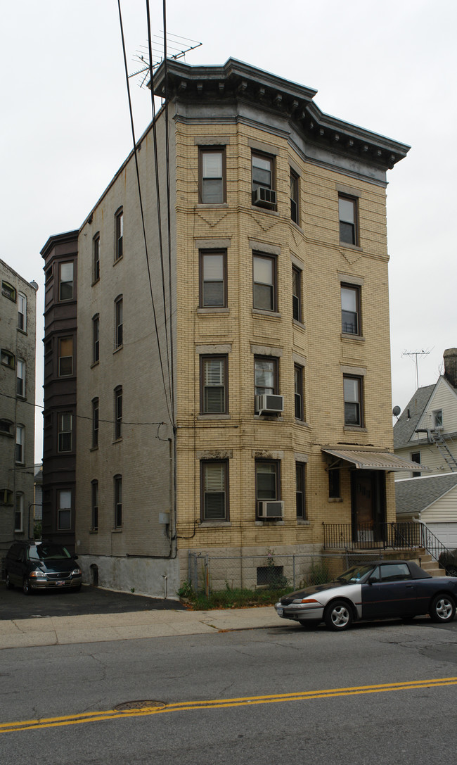 97 Mclean Ave in Yonkers, NY - Building Photo - Building Photo