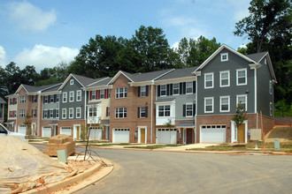 Hollins Station in Halethorpe, MD - Foto de edificio - Building Photo