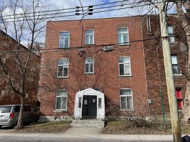 61 Lafleur St in Montréal, QC - Building Photo
