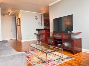 655 W Irving Park Rd in Chicago, IL - Building Photo - Building Photo