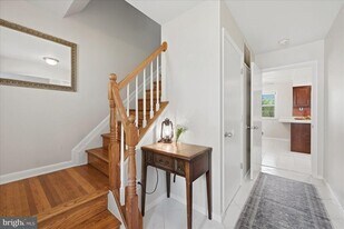 8414 Danford Ct in Springfield, VA - Building Photo