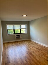 696 Elm Pl, Unit 210 in Highland Park, IL - Building Photo - Building Photo
