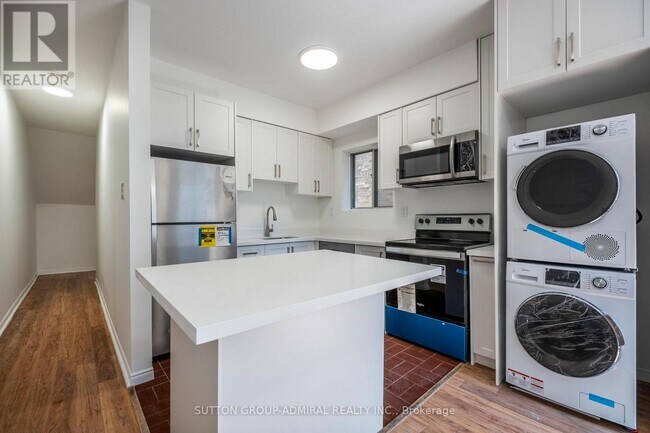 1969 Queen St E in Toronto, ON - Building Photo - Building Photo