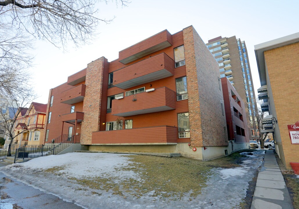 10026 112th St NW in Edmonton, AB - Building Photo