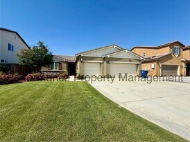 5720 Woodard Ridge Dr in Bakersfield, CA - Building Photo