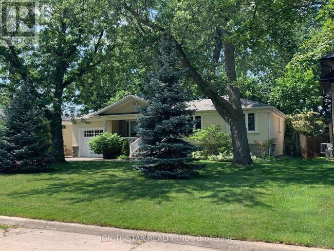 493 Pineland Ave in Oakville, ON - Building Photo - Building Photo