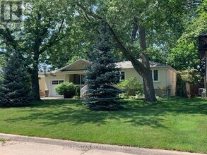 493 Pineland Ave in Oakville, ON - Building Photo - Building Photo