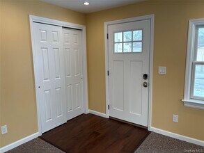 45 Waterstone Rd in Greenwood Lake, NY - Foto de edificio - Building Photo