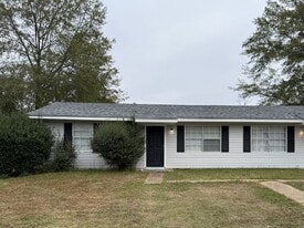 1309 Glenn Cir in Opelika, AL - Building Photo