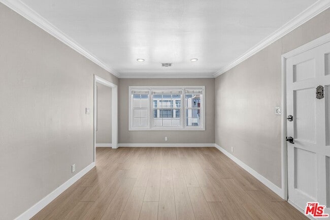 1/2 W Olympic Blvd in Los Angeles, CA - Building Photo - Building Photo