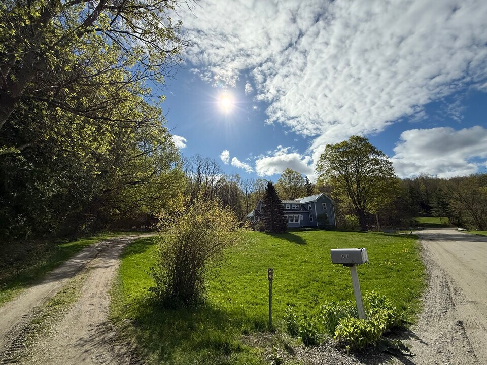 1003 Osgood Hill Rd, Unit B in Westford, VT - Foto de edificio