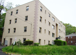 Rosslyn Manor in Arlington, VA - Building Photo - Building Photo