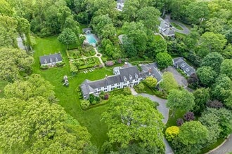 8 Stonegate Ln in Glen Head, NY - Building Photo - Building Photo