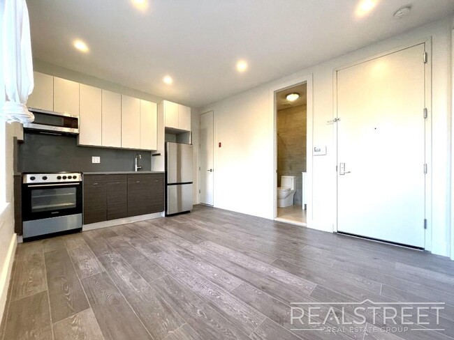 358 Kosciuszko St in Brooklyn, NY - Foto de edificio - Floor Plan